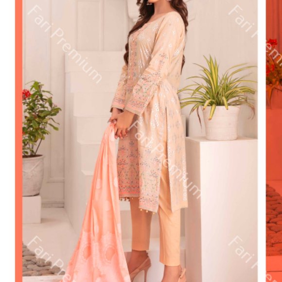 Large Pakistani Fancy Embroidered Jacquard Cotton Broshia Banarsi Shalwar Kameez - Picture 4 of 13